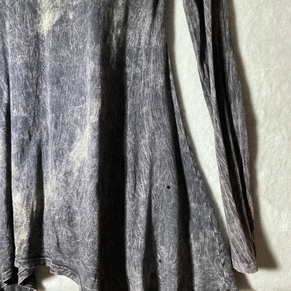 Romeo & Juliet Couture Lagenlook Witchy Womens Acid Wash Long Sharkbite Top S - Picture 2 of 7